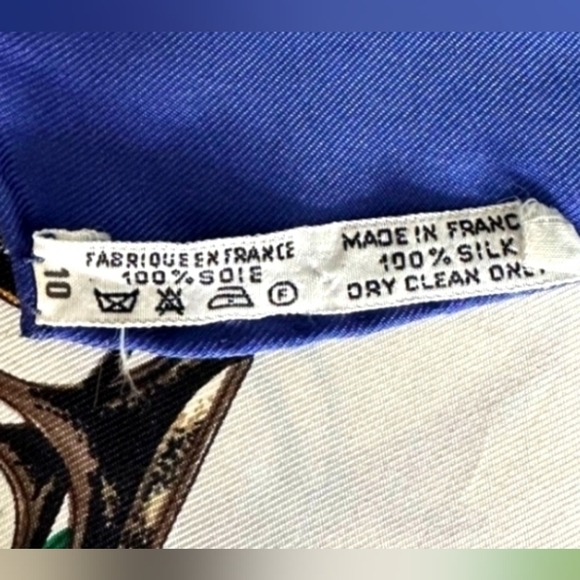 🇫🇷Hermès Scarf Les Voitures a Transformation 100%Silk! size 90×90cm💙💛 - Picture 11 of 11